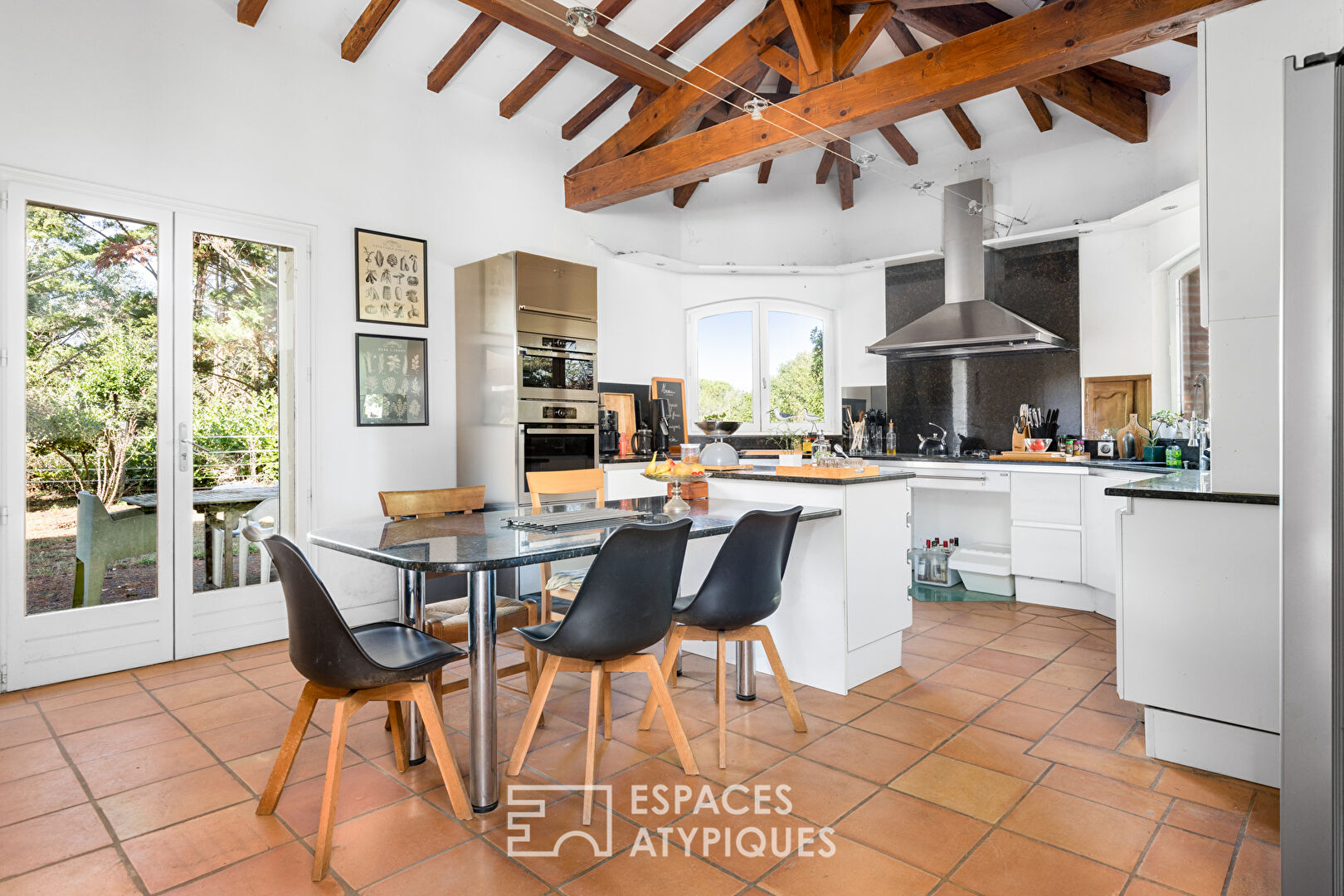 Country house with outbuilding, garden and swimming pool