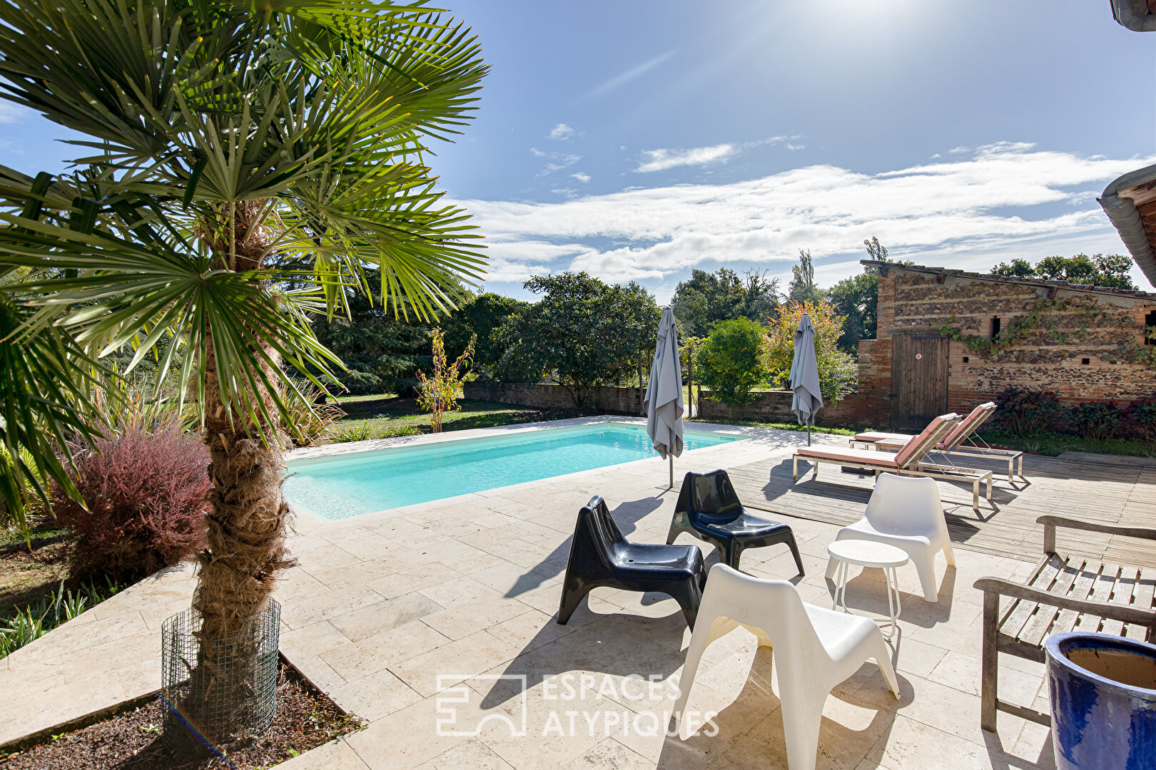 Country house with outbuilding, garden and swimming pool