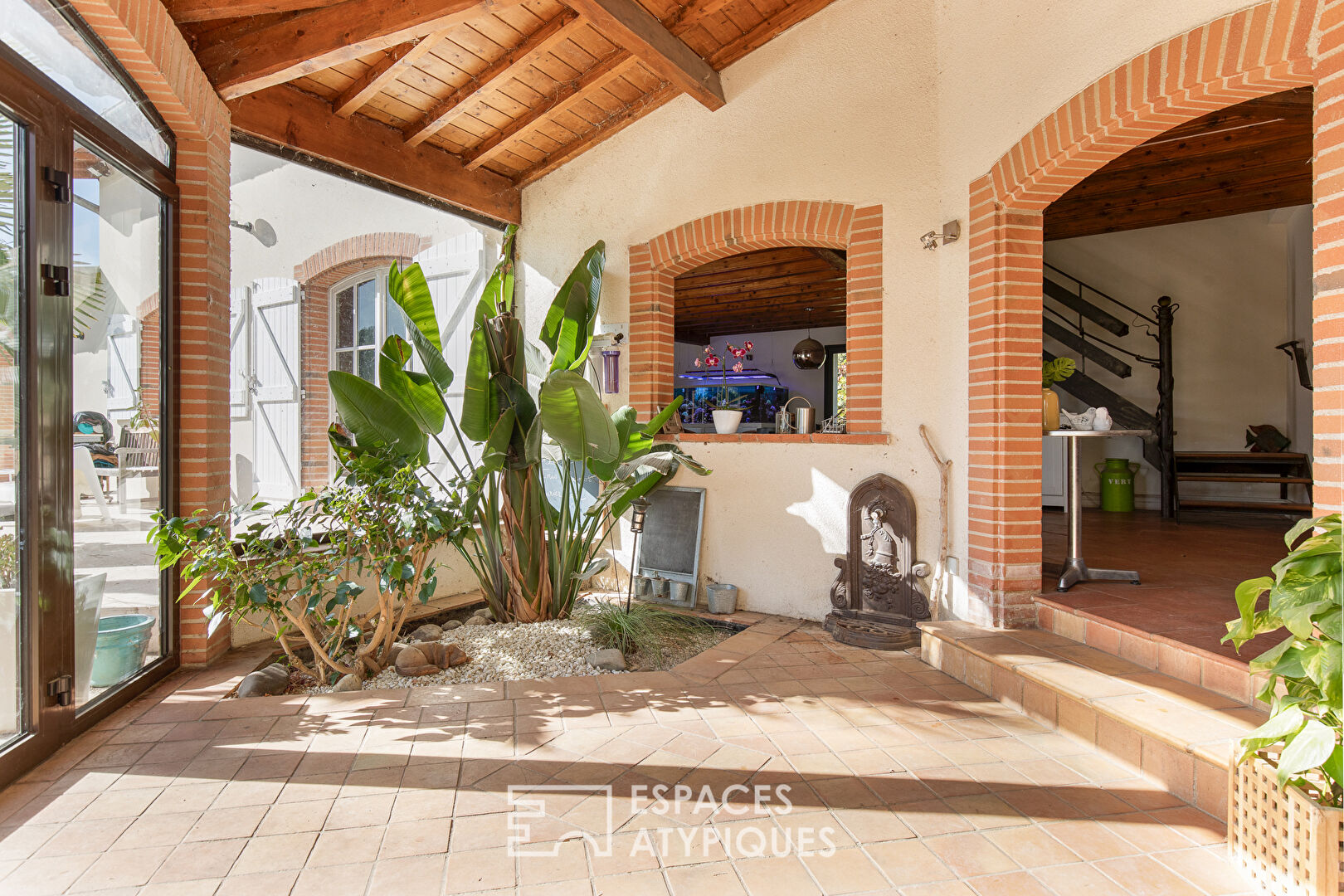 Country house with outbuilding, garden and swimming pool