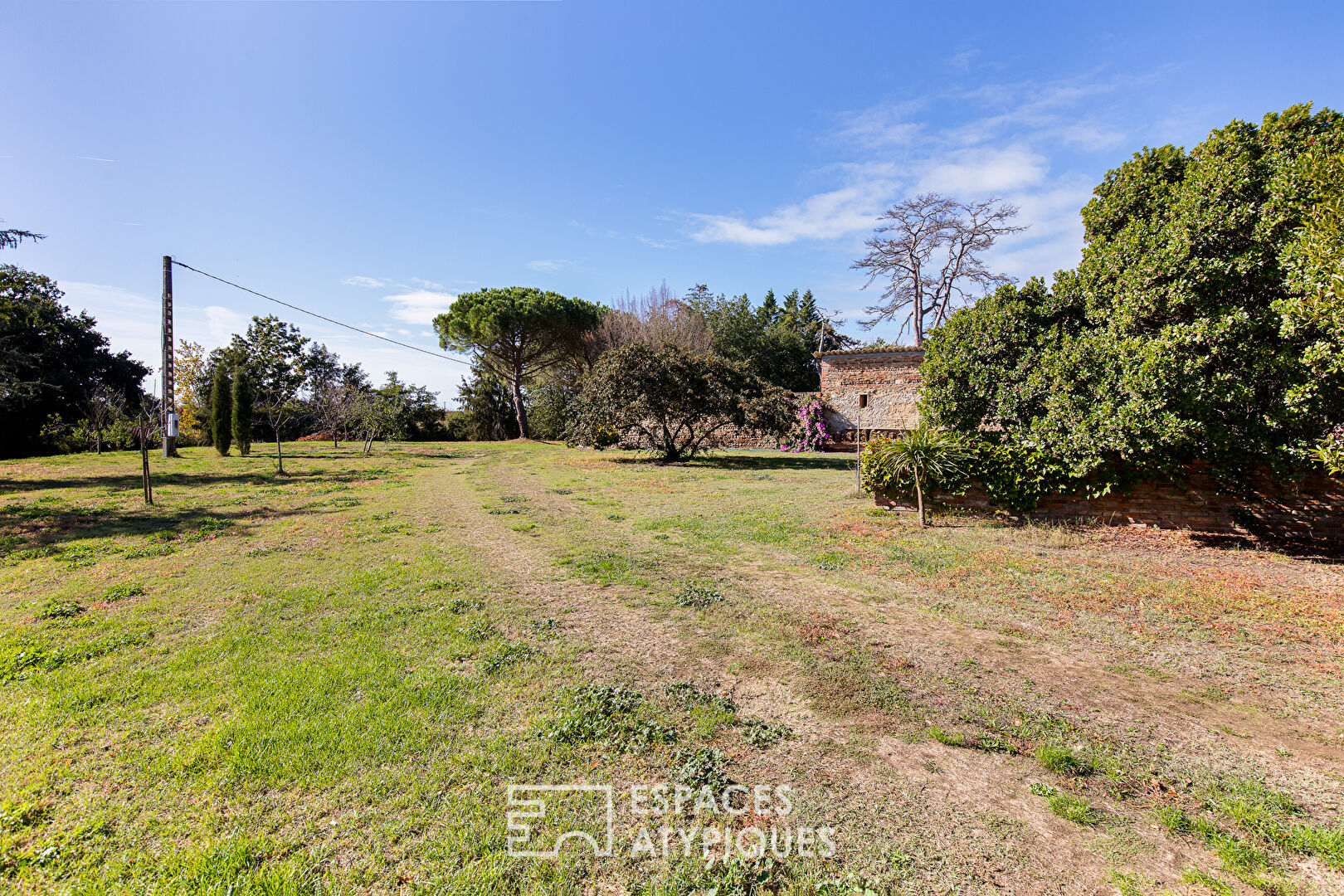 Country house with outbuilding, garden and swimming pool