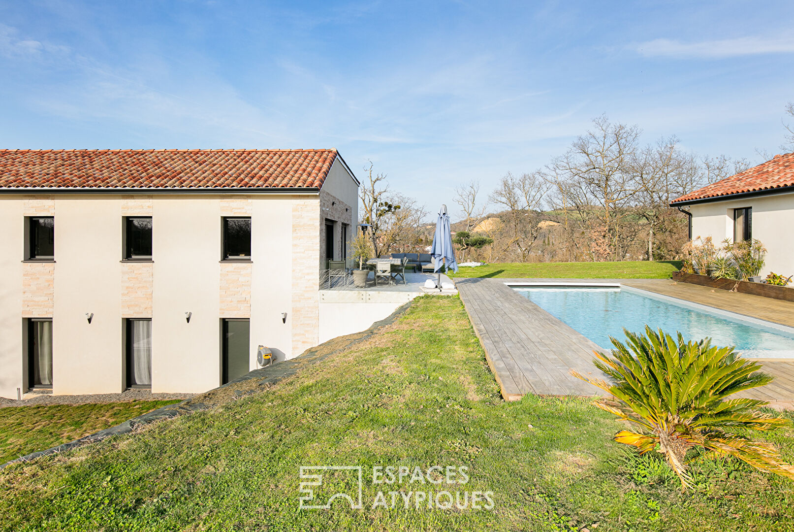 Contemporaine avec vue, piscine et parc boisé