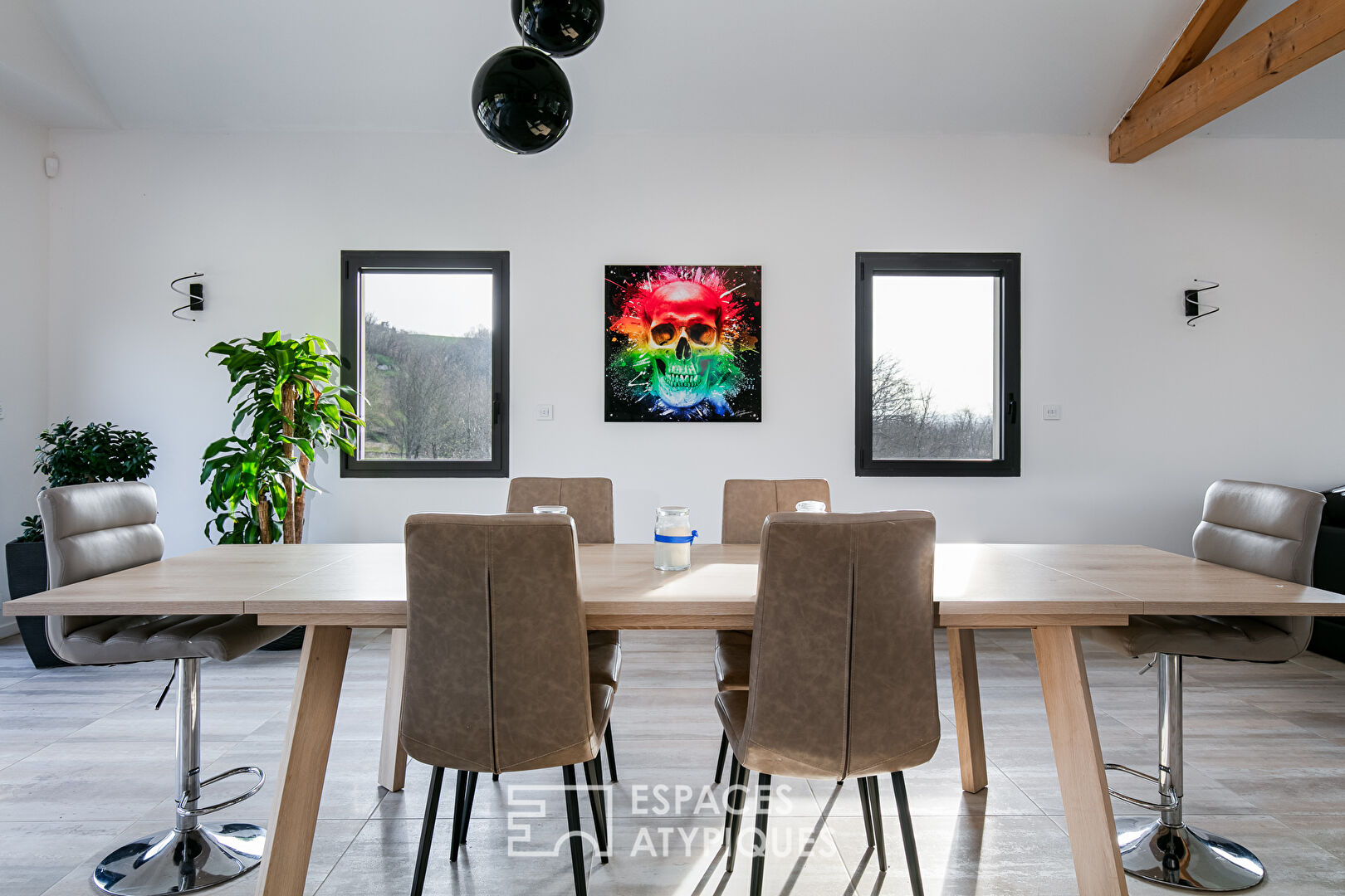 Contemporaine avec vue, piscine et parc boisé