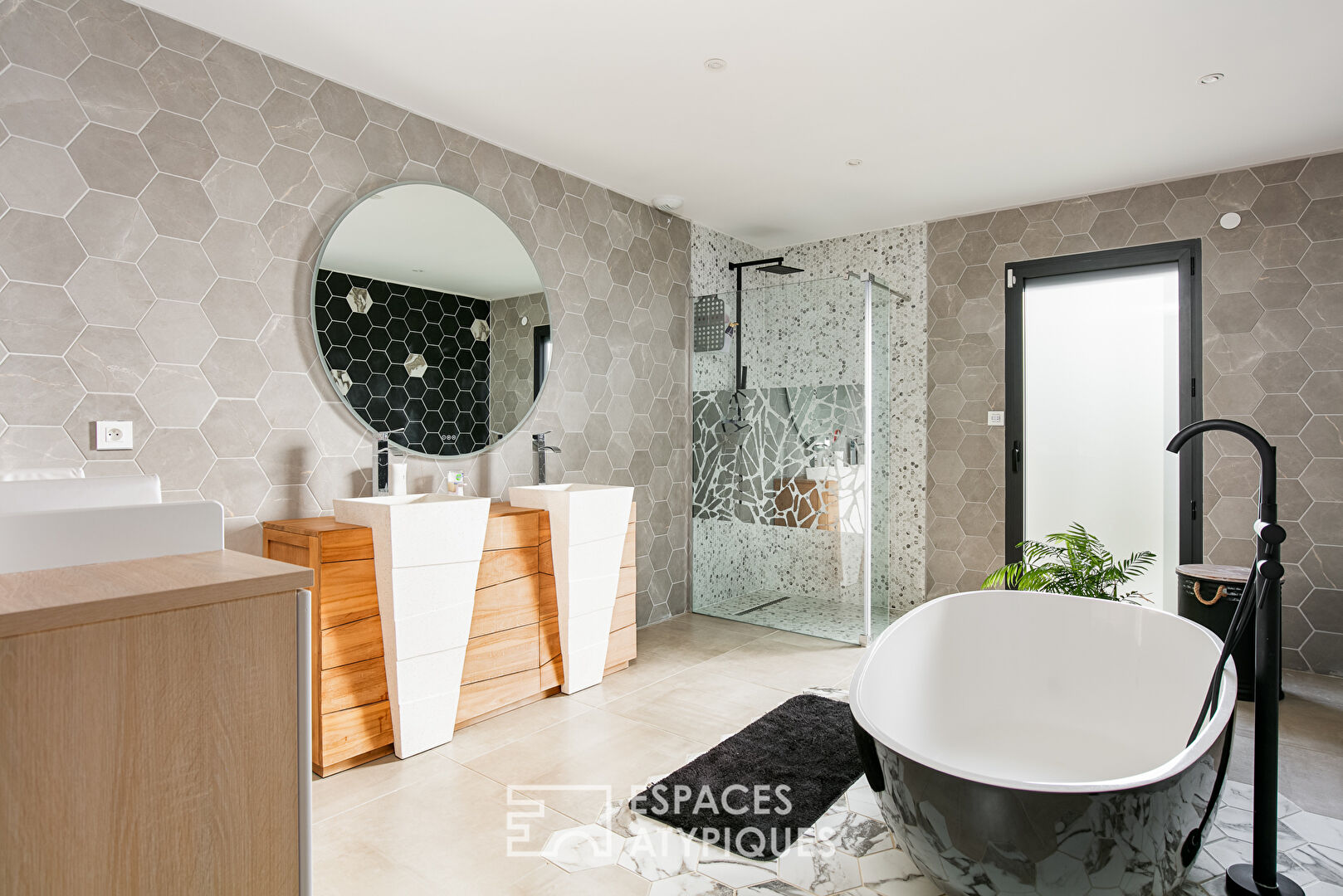 Contemporaine avec vue, piscine et parc boisé