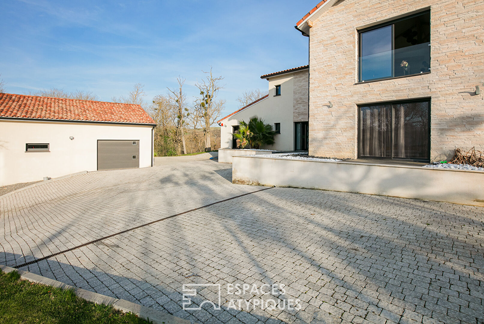 Contemporaine avec vue, piscine et parc boisé