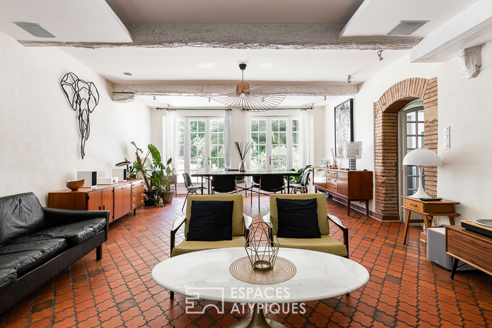 Renovated character house with swimming pool and wooded grounds near Toulouse