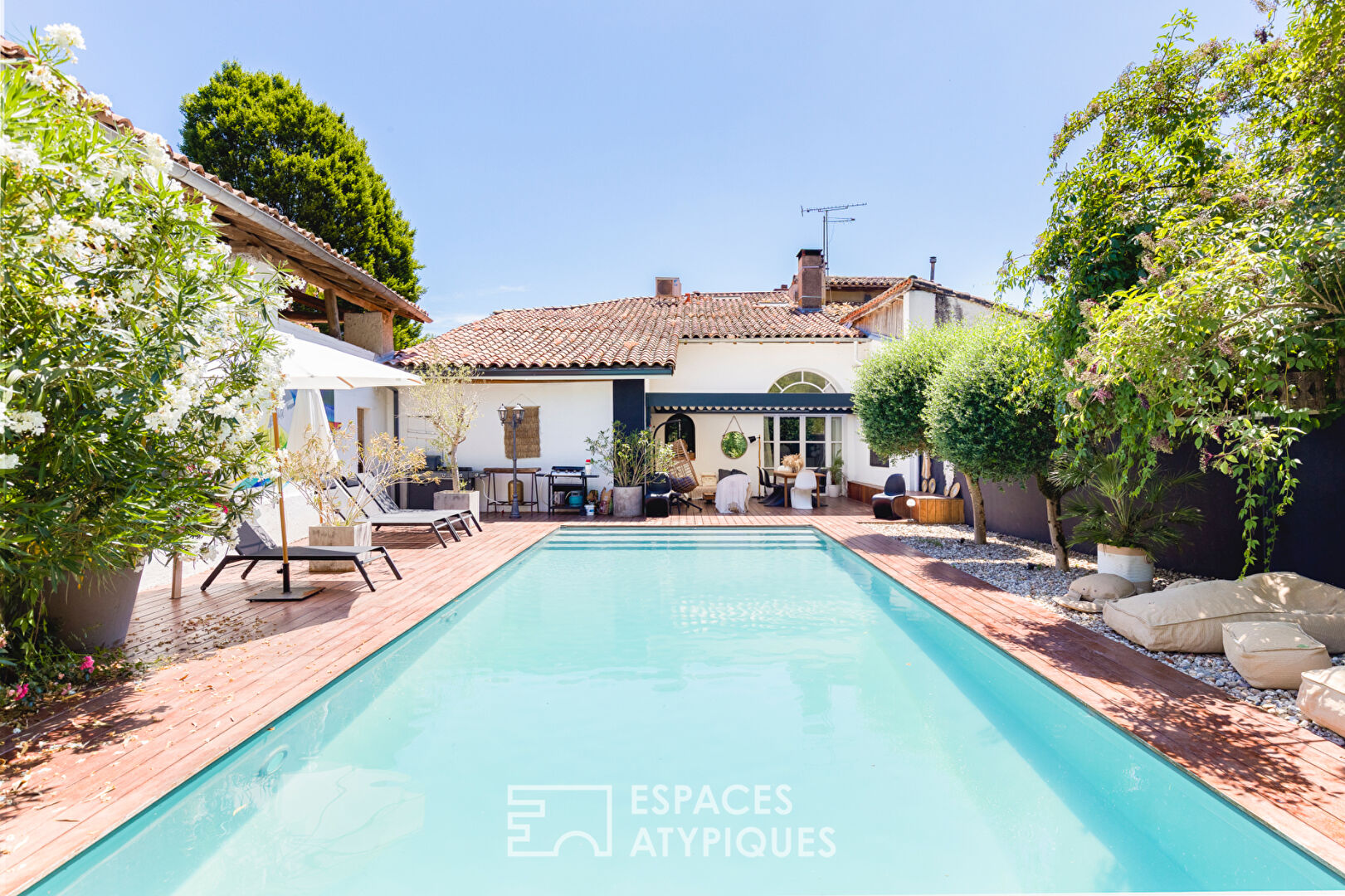 Maison de caractère rénovée avec piscine et parc arboré proche de Toulouse