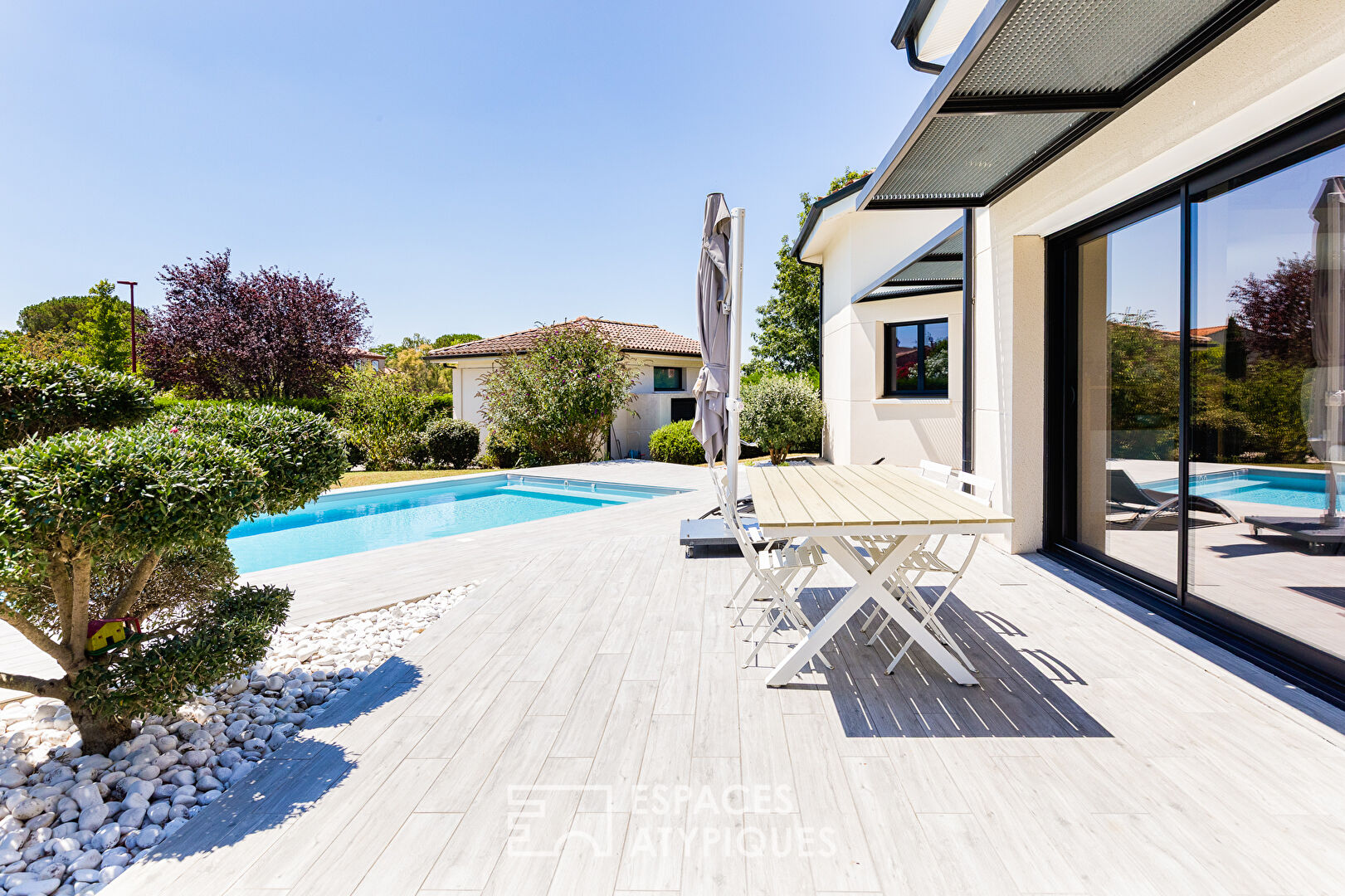 Contemporary architect-designed house with swimming pool in Aigrefeuille