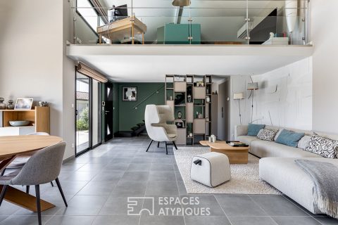 Contemporary architect-designed house with swimming pool in Aigrefeuille
