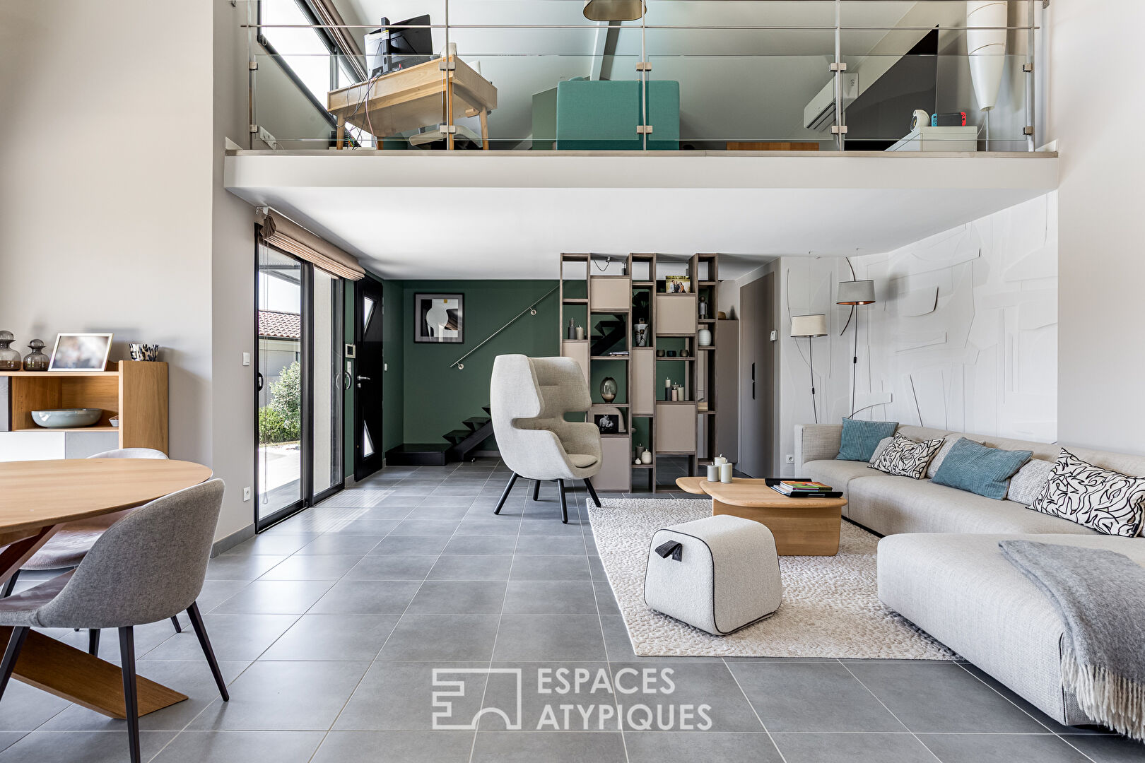 Contemporary architect-designed house with swimming pool in Aigrefeuille