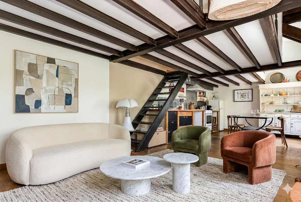 Chartreuse de charme dans le bas de côte pavée