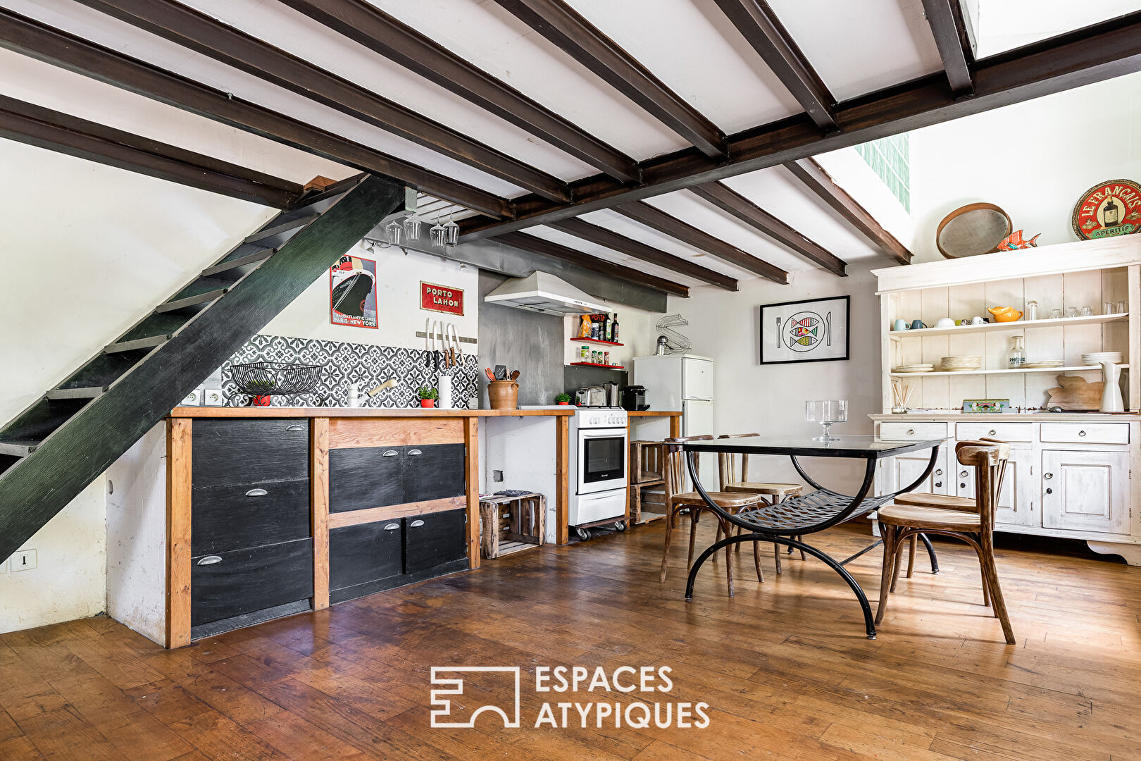 Chartreuse de charme dans le bas de côte pavée