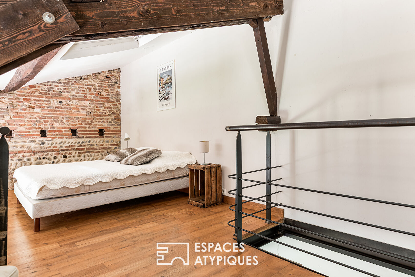 Chartreuse de charme dans le bas de côte pavée