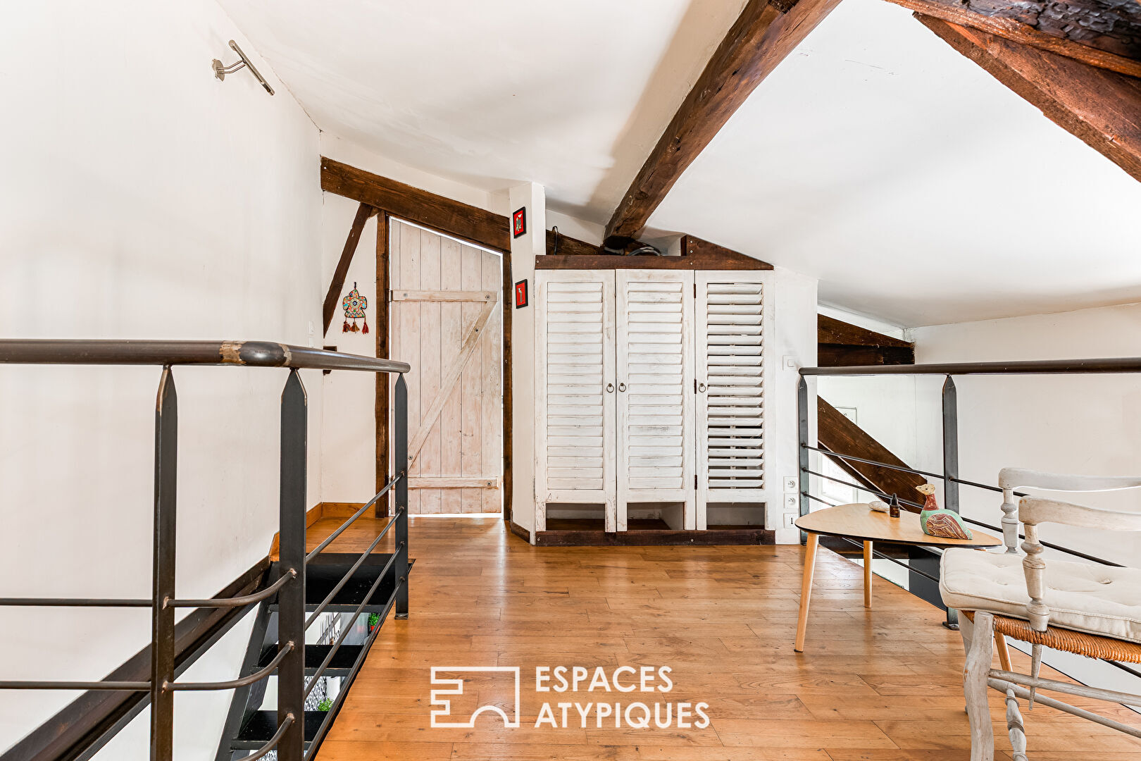 Chartreuse de charme dans le bas de côte pavée