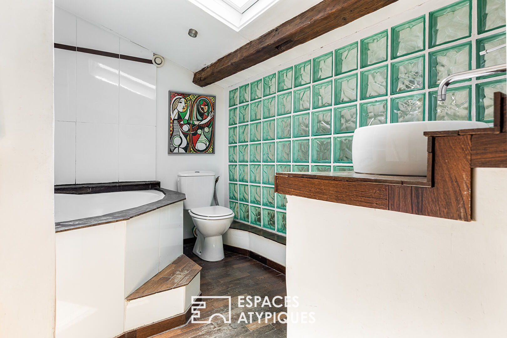 Chartreuse de charme dans le bas de côte pavée