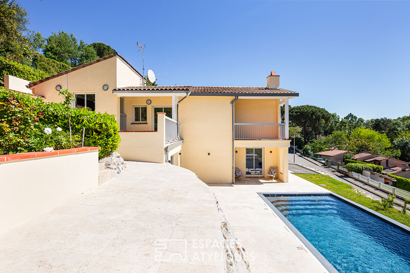 Maison rénovée en contemporain avec piscine sur les coteaux de Lacroix Falgarde