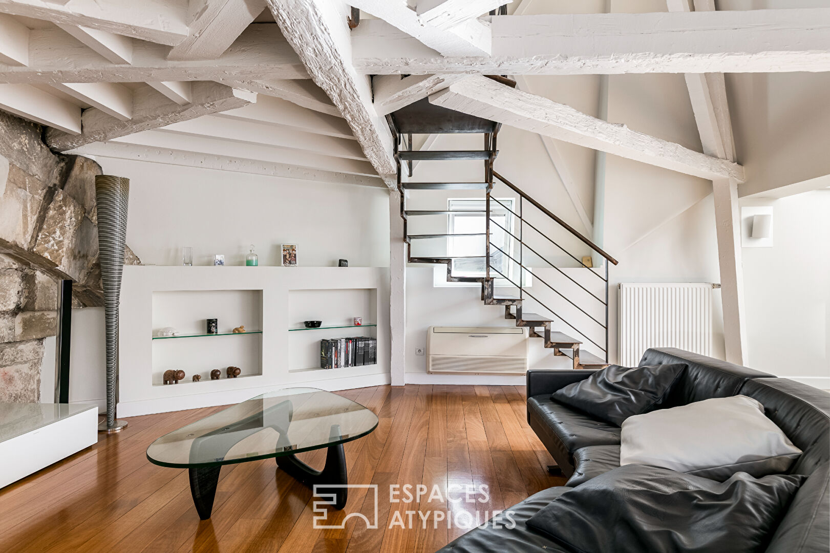 Top-floor apartment in the hyper-center