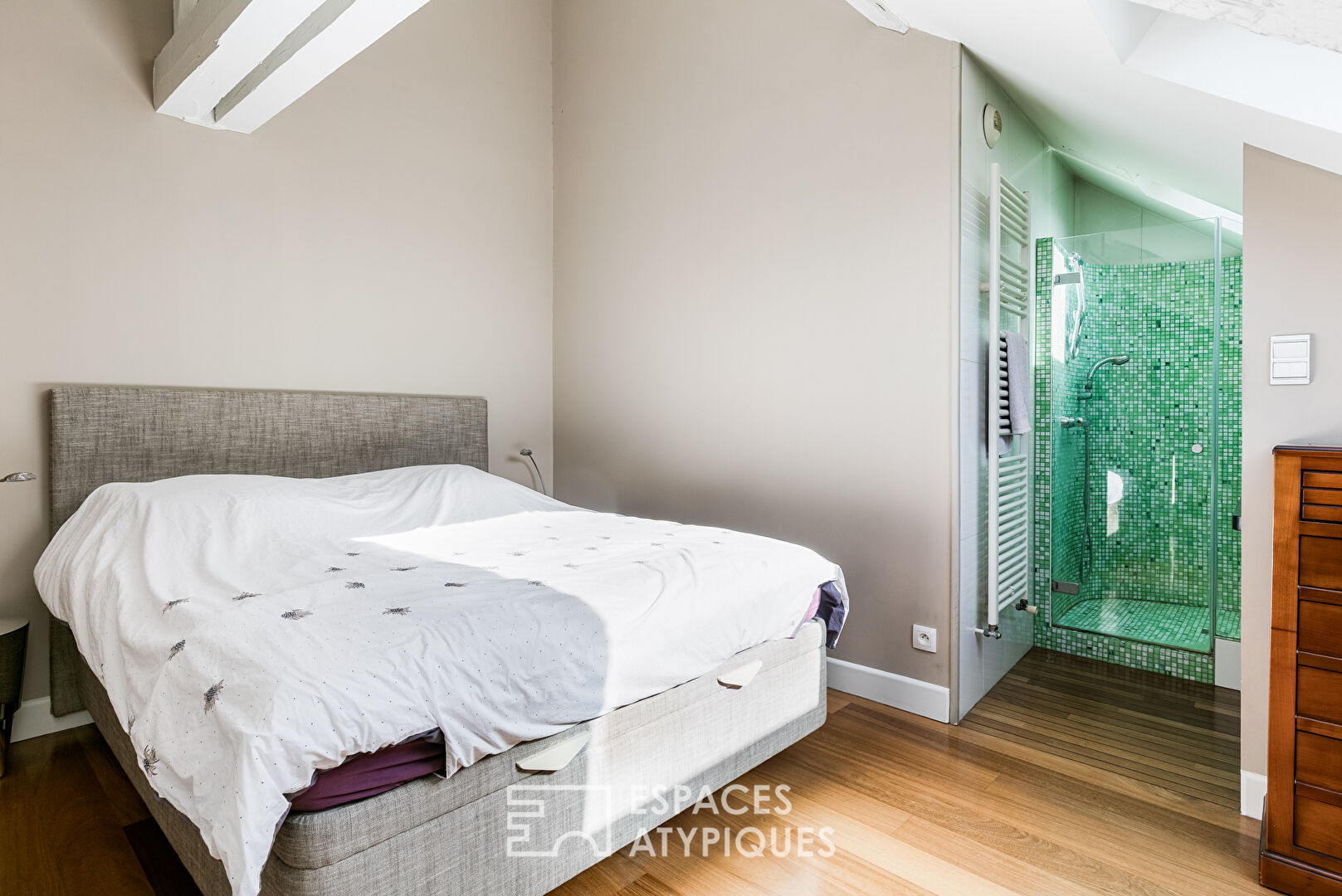 Top-floor apartment in the hyper-center