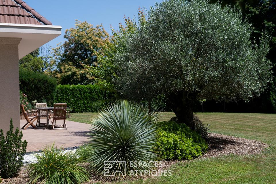 Élégante maison familiale rénovée avec jardin arboré et volumes généreux