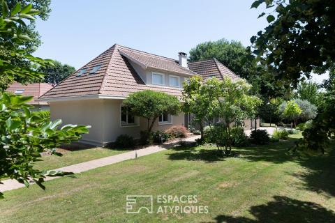 Élégante maison familiale rénovée avec jardin arboré et volumes généreux