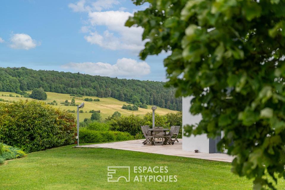 Lumière, design et sérénité : une réalisation d'architecte dans son écrin vert