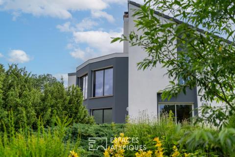 Lumière, design et sérénité : une réalisation d&rsquo;architecte dans son écrin vert