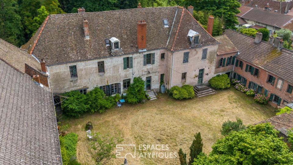 Havre de verdure dans un ancien monastère en ville