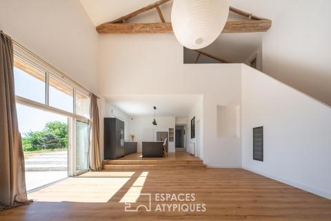 An old barn reinvented as a cathedral-like volume in the Tournugeois region