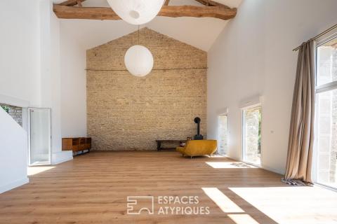 An old barn reinvented as a cathedral-like volume in the Tournugeois region