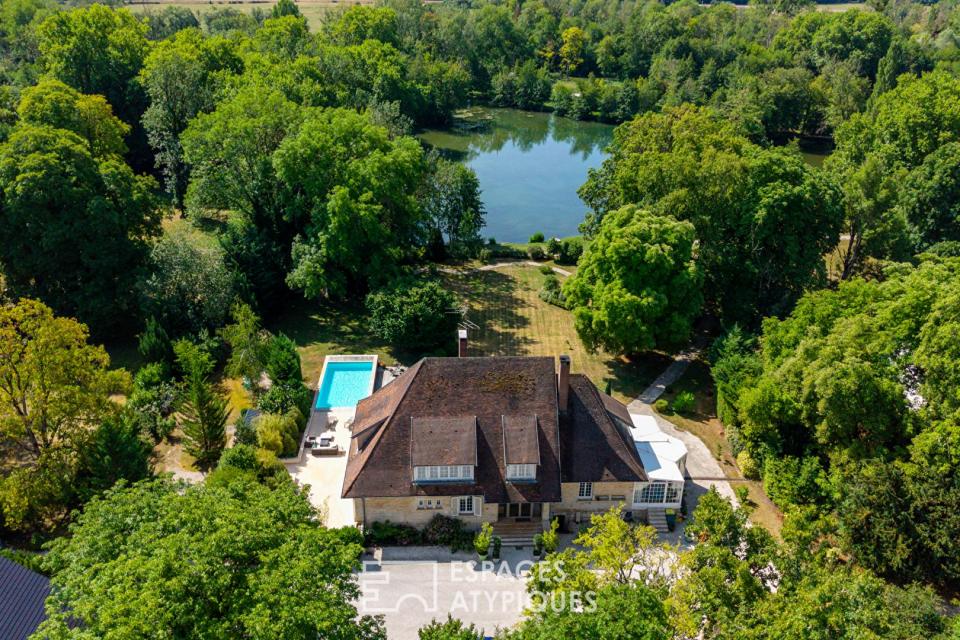 Propriété d'exception en Bourgogne dans parc majestueux avec vue sur l'étang