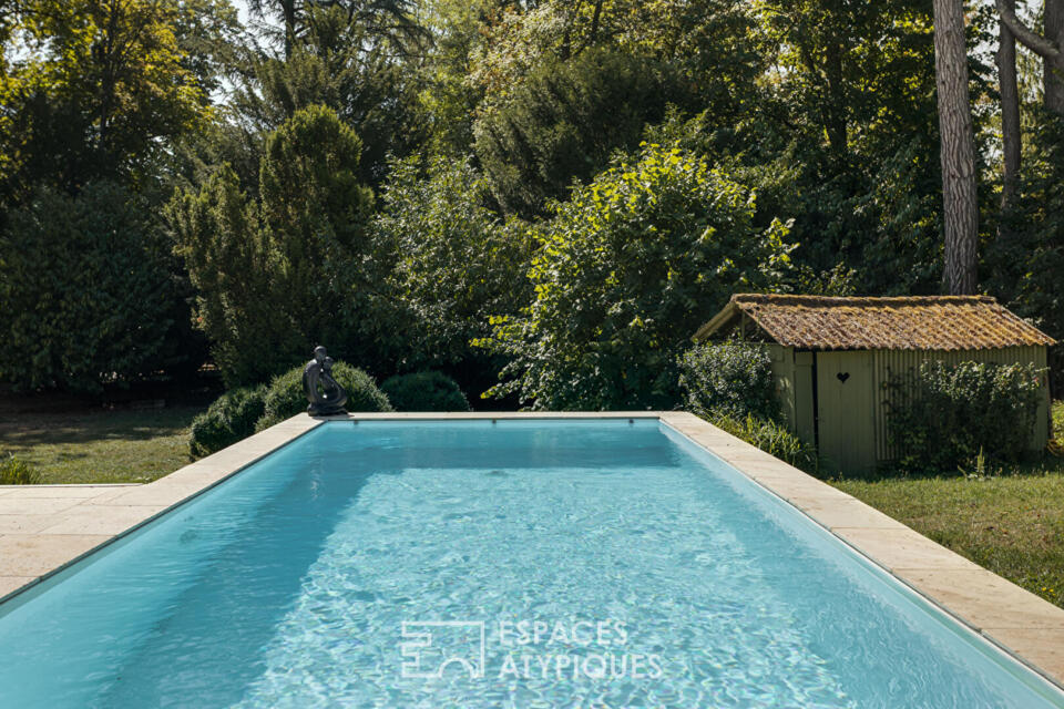 Maison contemporaine d'architecte avec piscine et parc traversé par un ruisseau