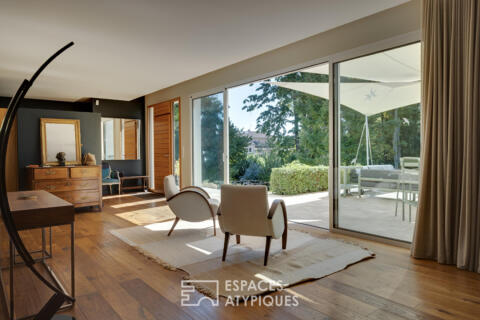 Maison contemporaine d&rsquo;architecte avec piscine et parc traversé par un ruisseau