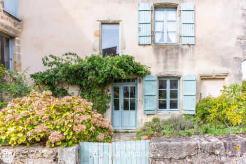 Ancien prieuré de caractère, grands volumes et verger intimiste
