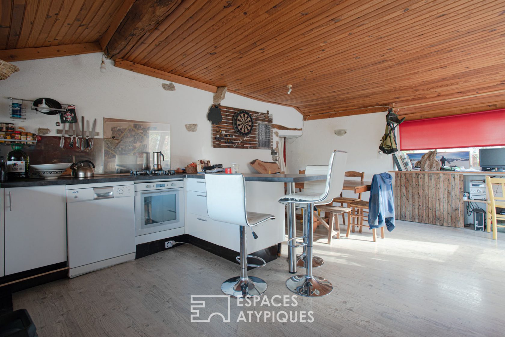 Old farmhouse to renovate in a unique setting