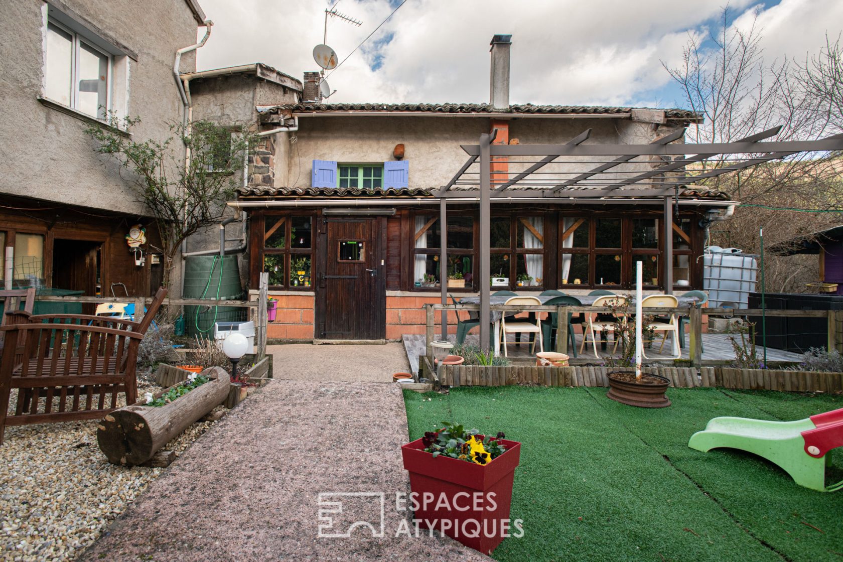 Old farmhouse to renovate in a unique setting