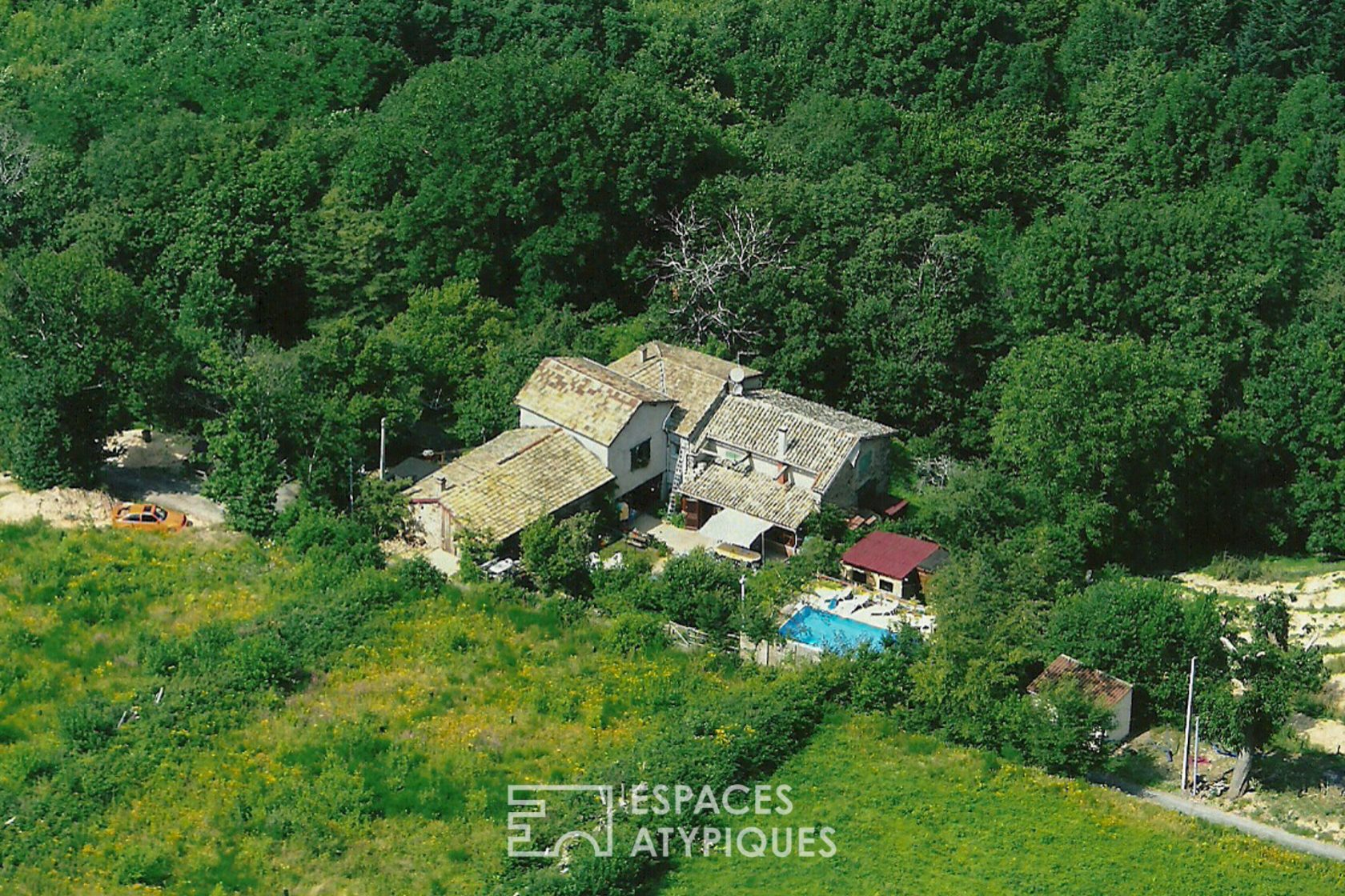 Old farmhouse to renovate in a unique setting