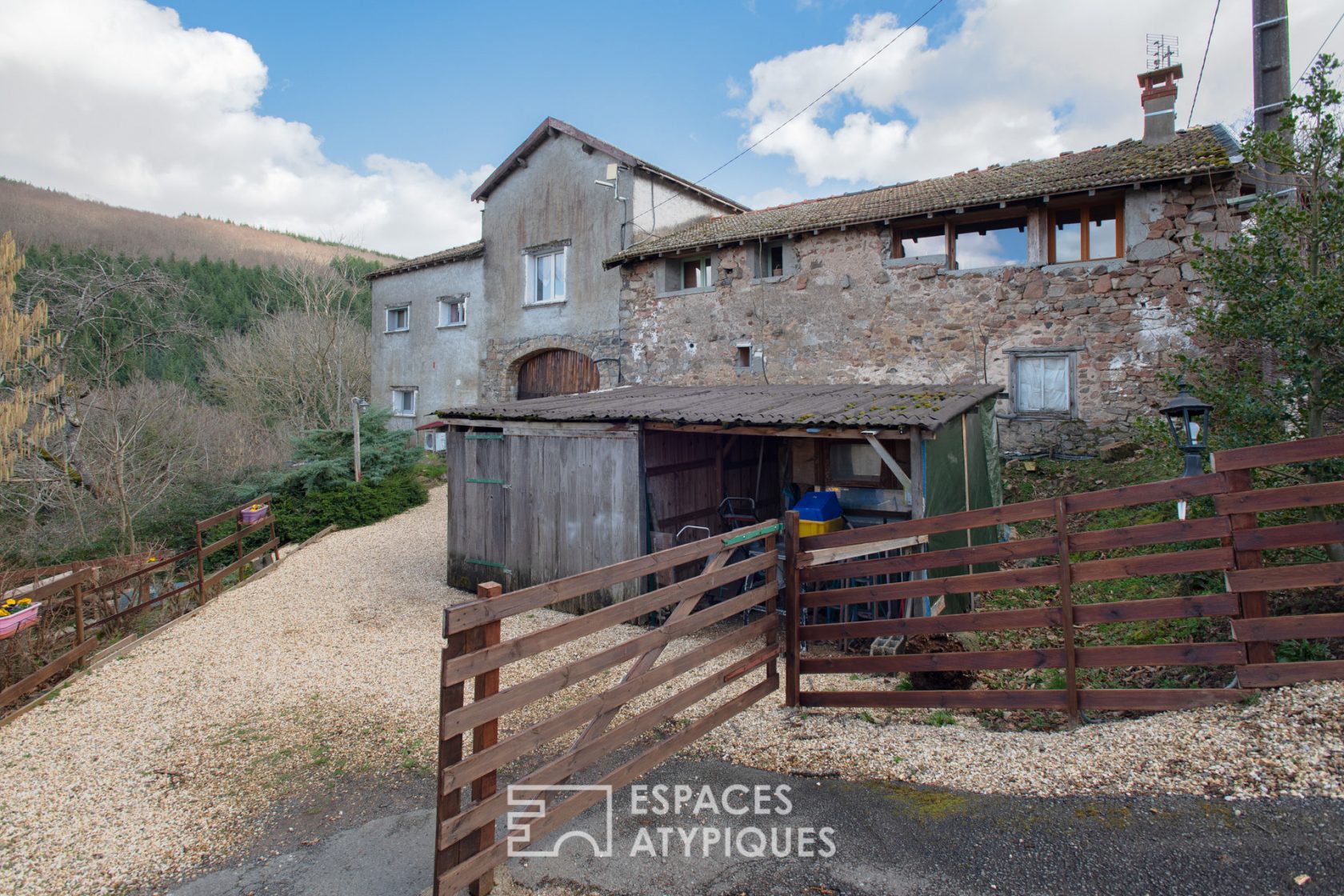 Old farmhouse to renovate in a unique setting