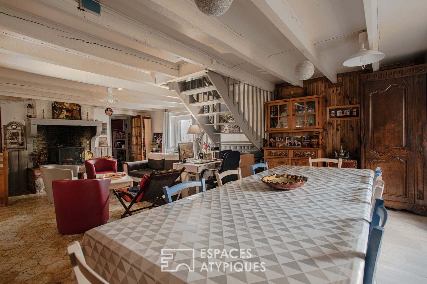 Old farmhouse to renovate in a unique setting