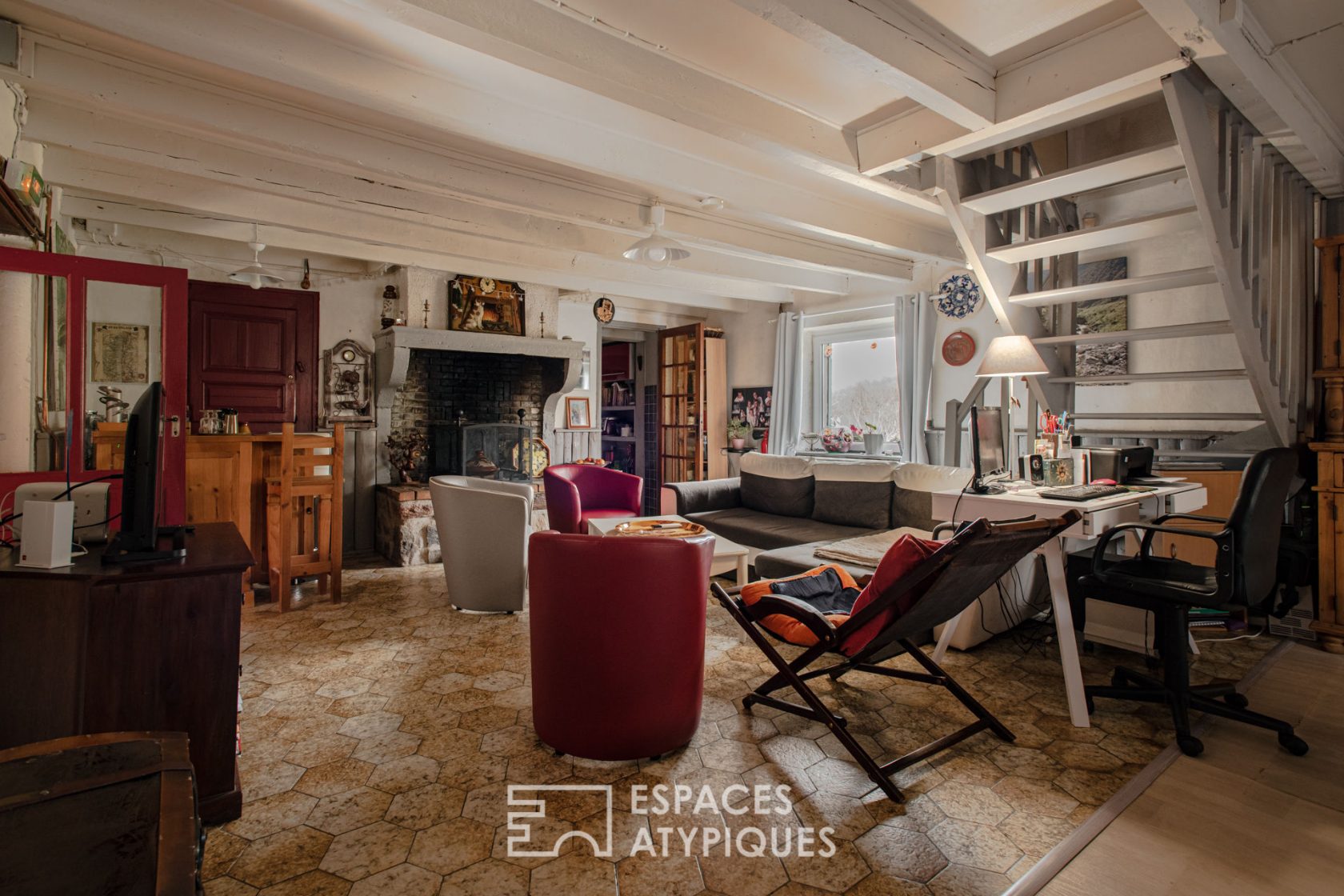 Old farmhouse to renovate in a unique setting