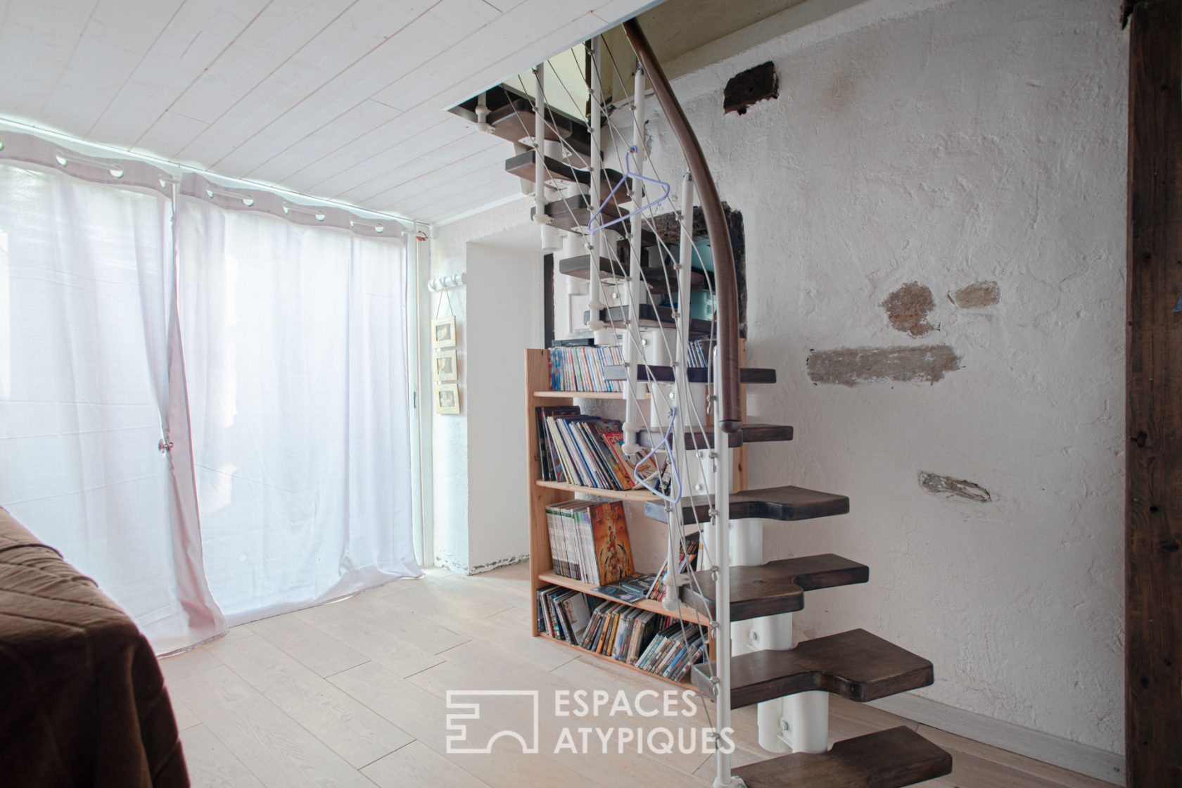 Old farmhouse to renovate in a unique setting