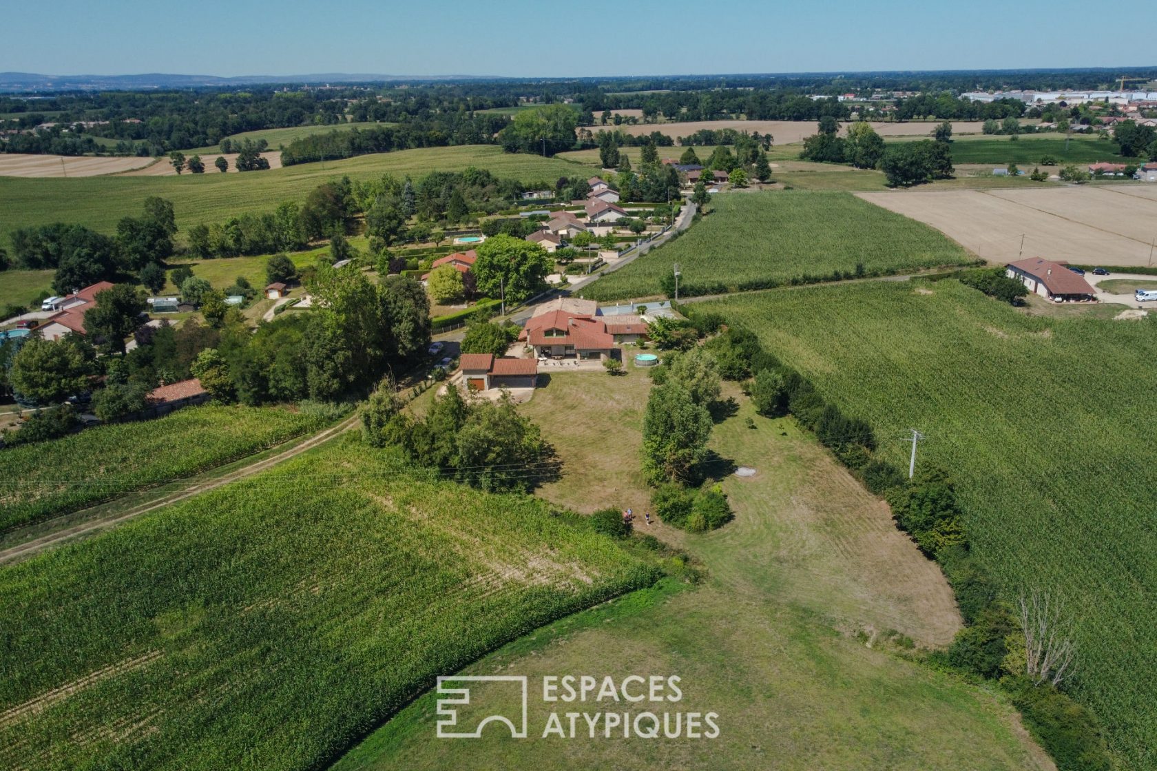 Ferme bressane entièrement rénovée sur son verger