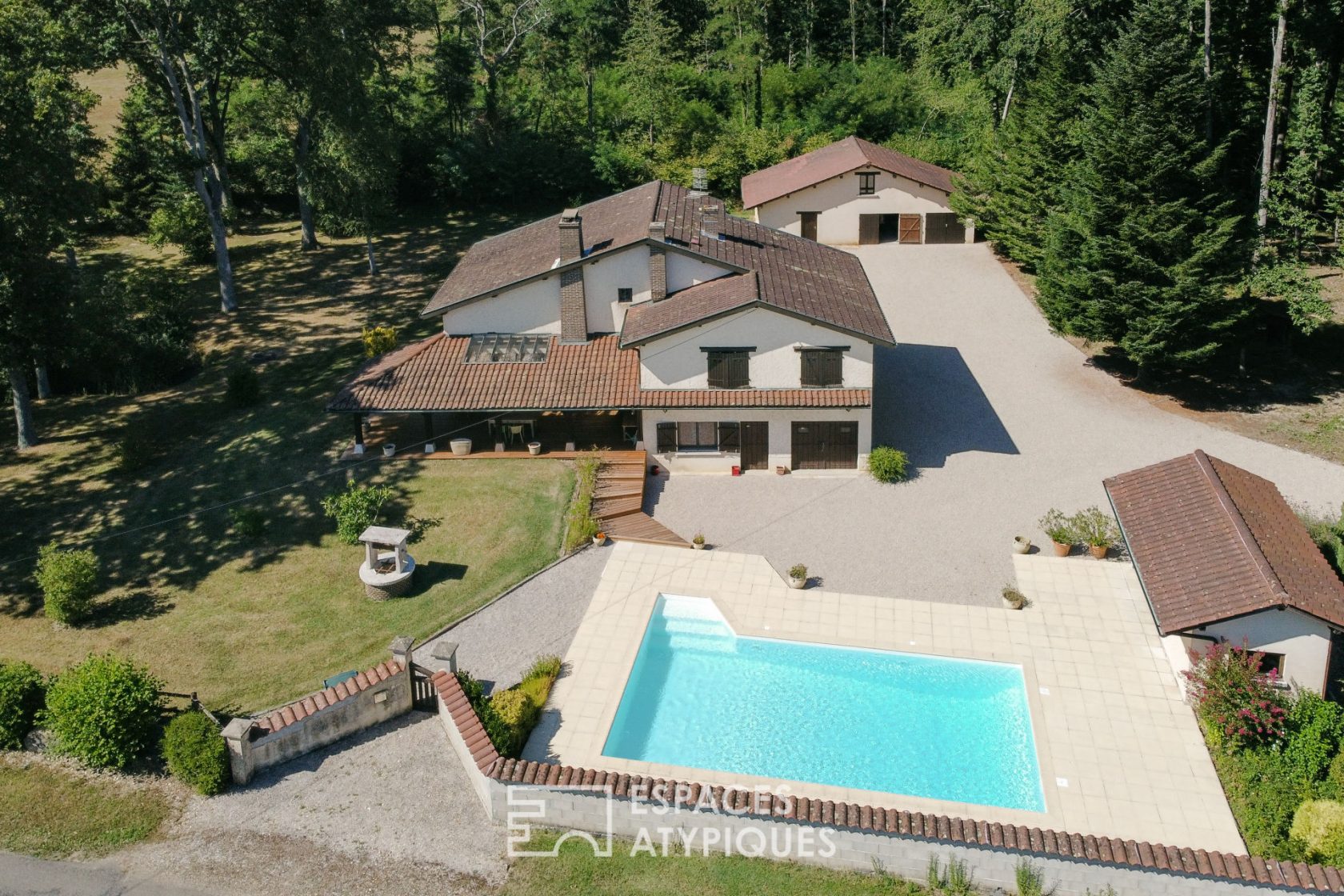 Belle maison avec piscine sur son terrain champêtre