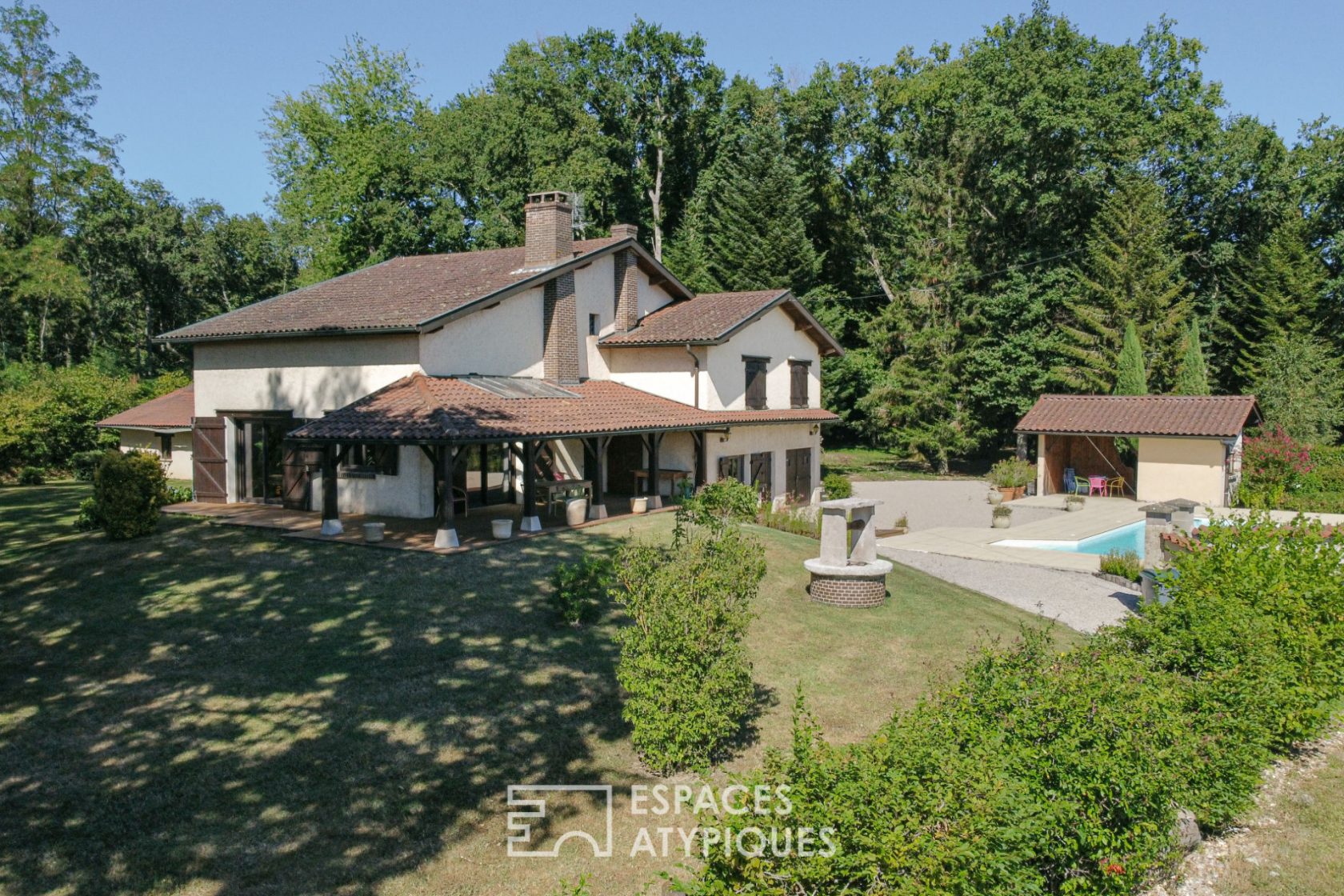 Belle maison avec piscine sur son terrain champêtre