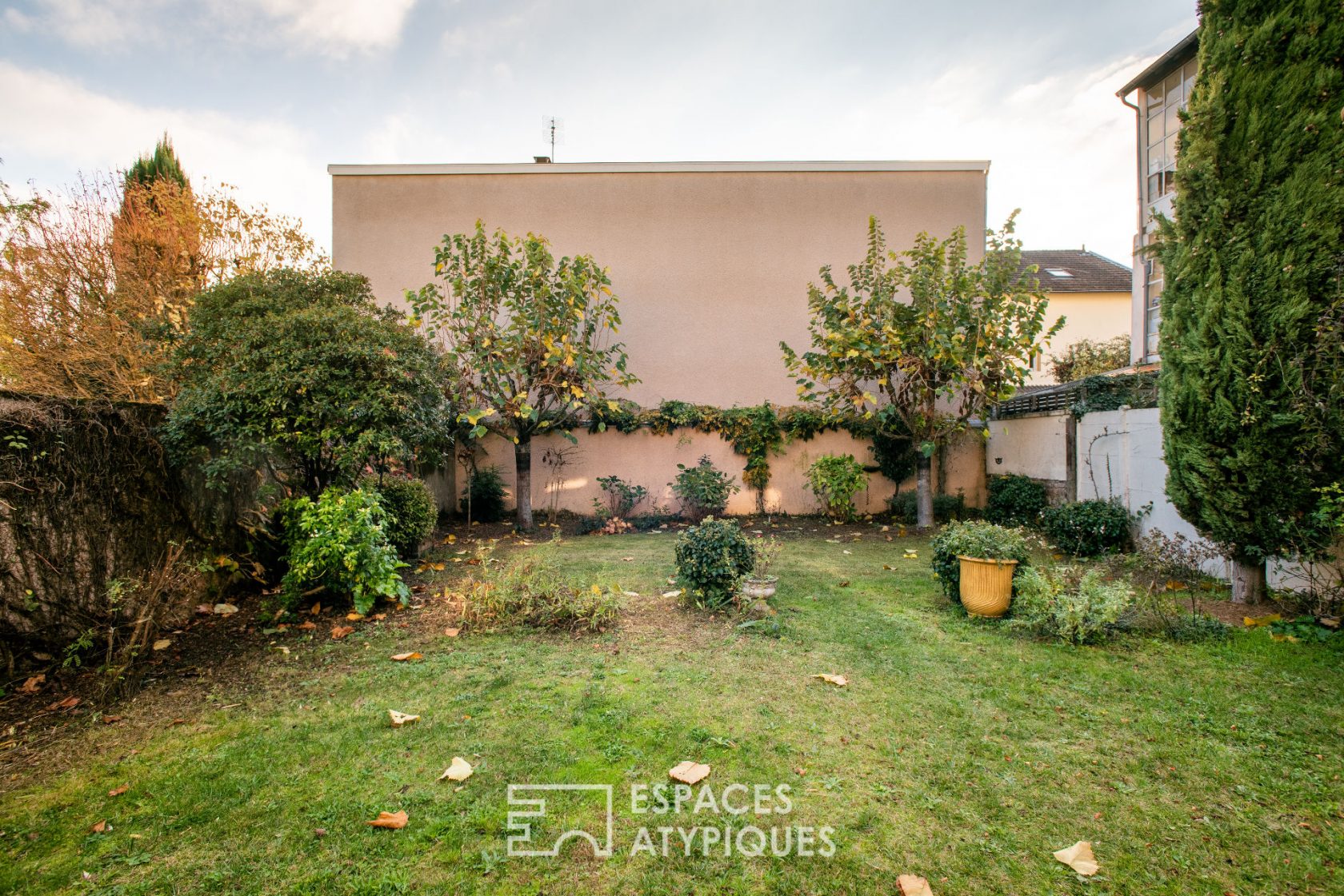 Large townhouse with its garden