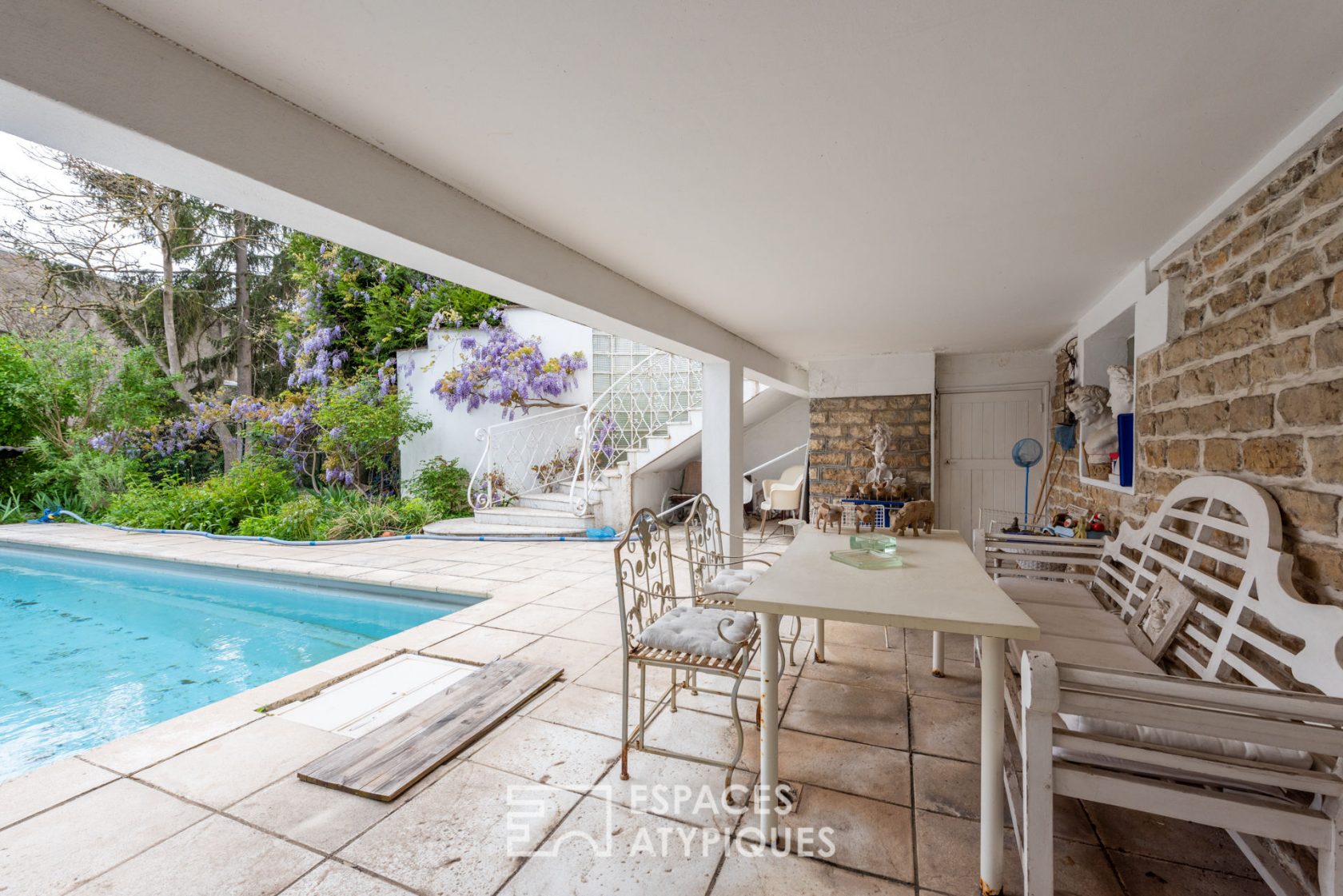 Family house with pool and garden