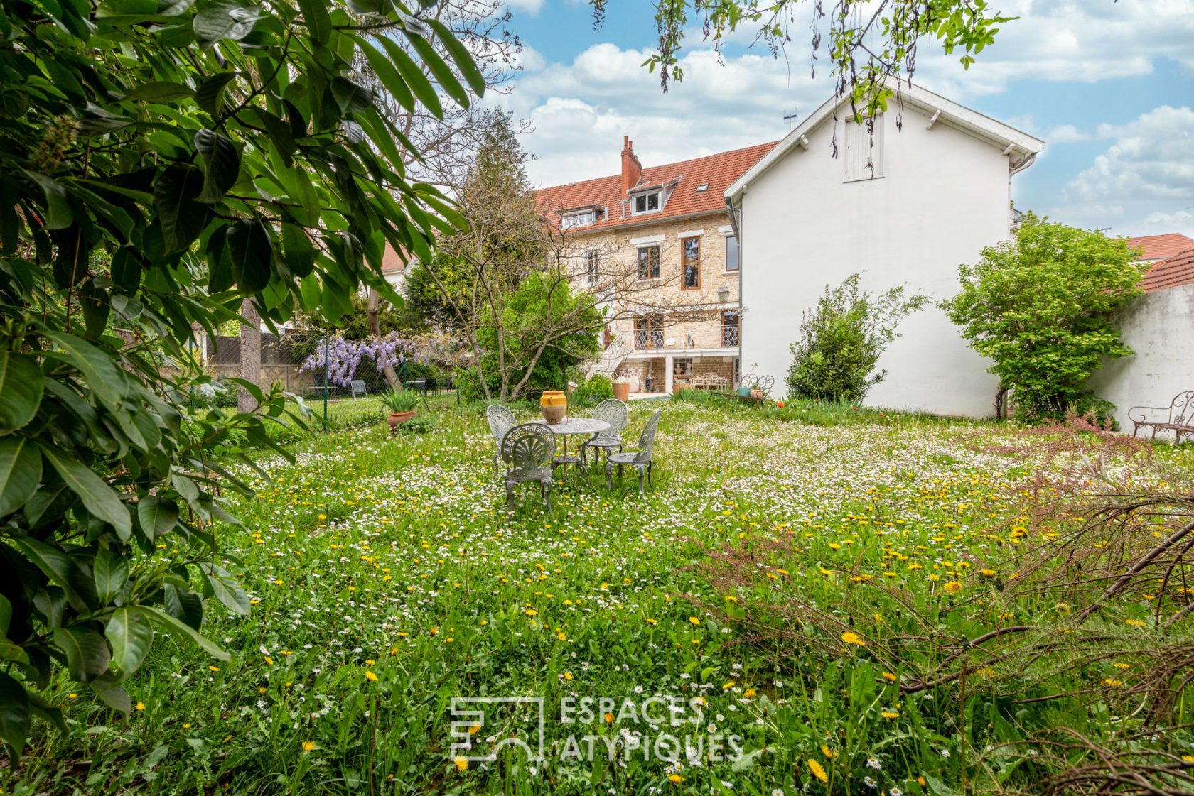 Family house with pool and garden