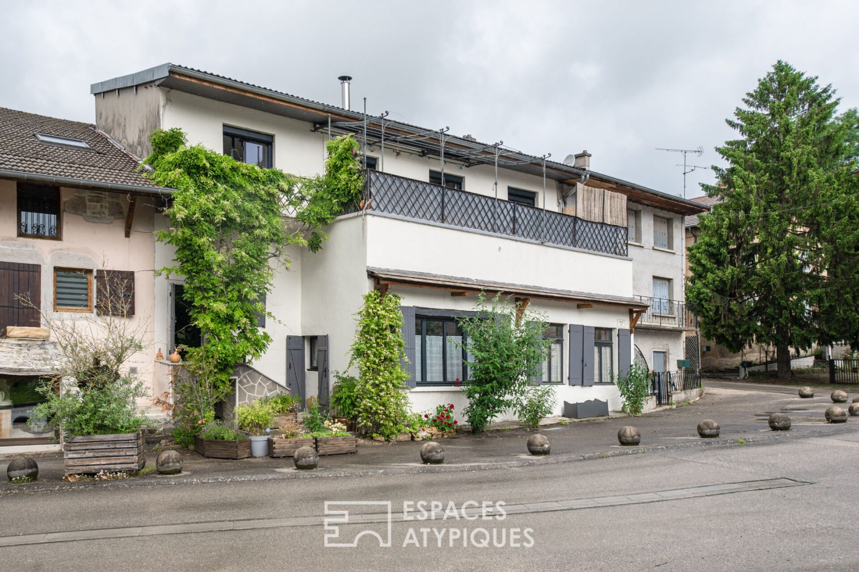 Village house in the Jura, at the foot of Revermont