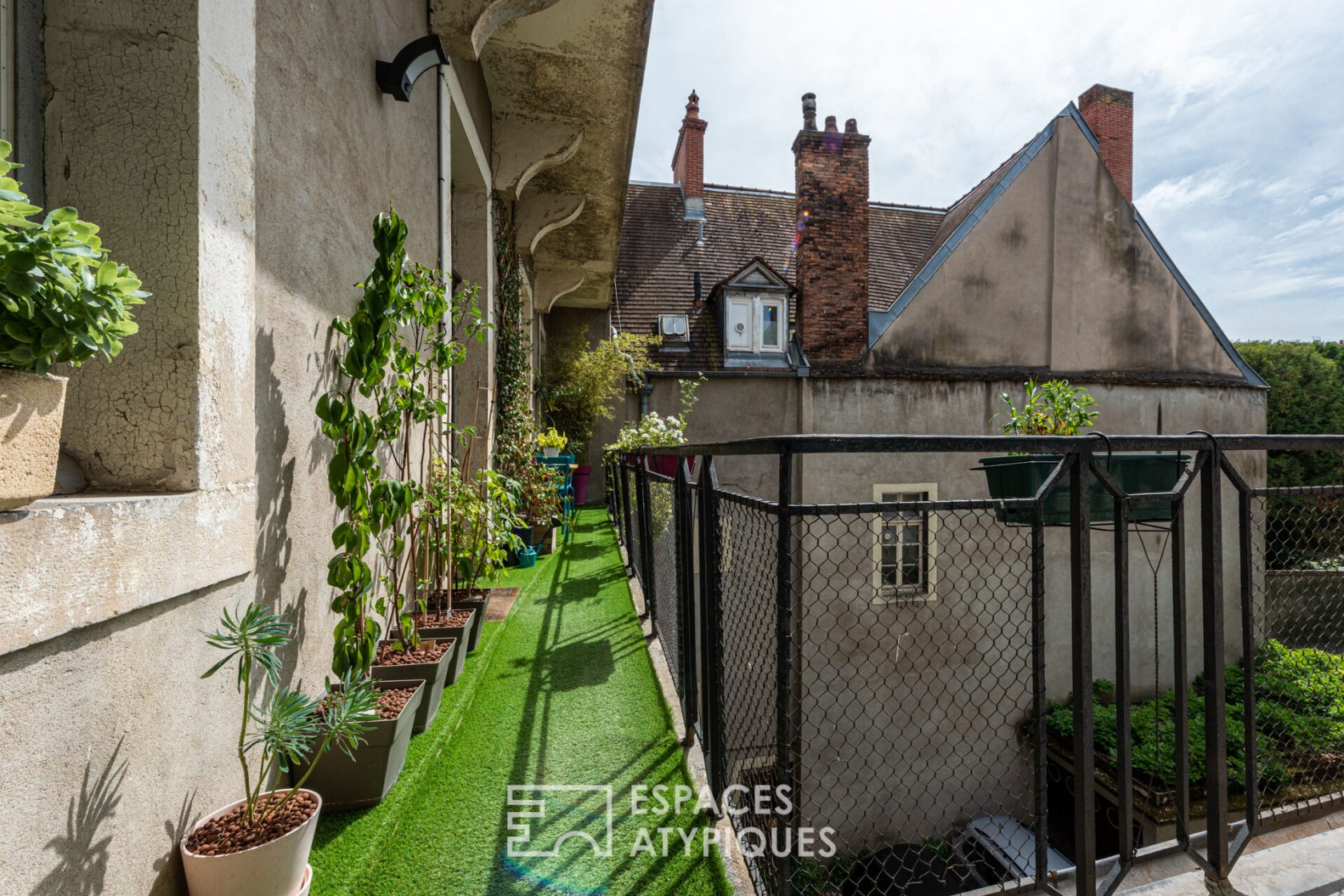 Renovated bourgeois apartment with balcony