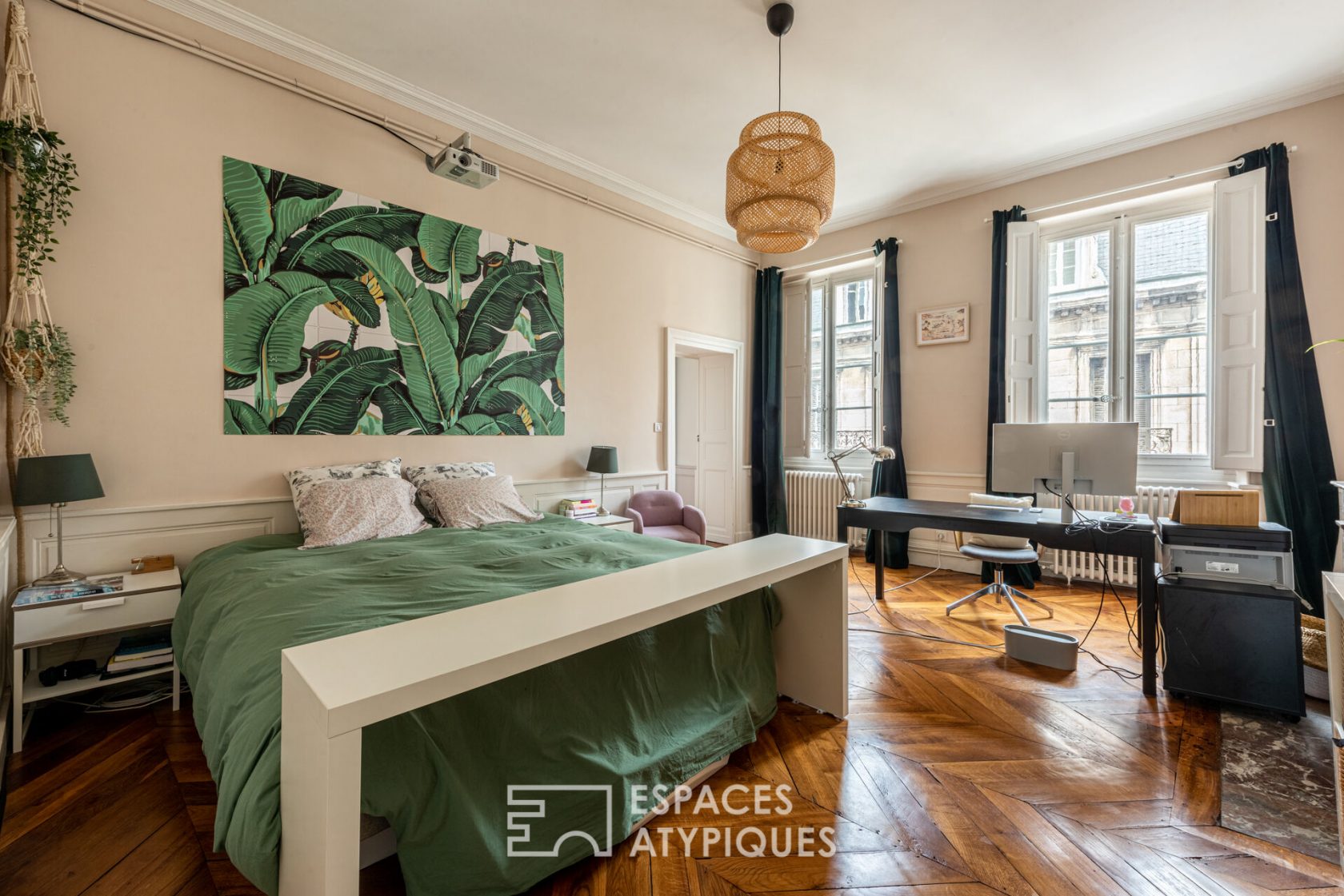 Renovated bourgeois apartment with balcony