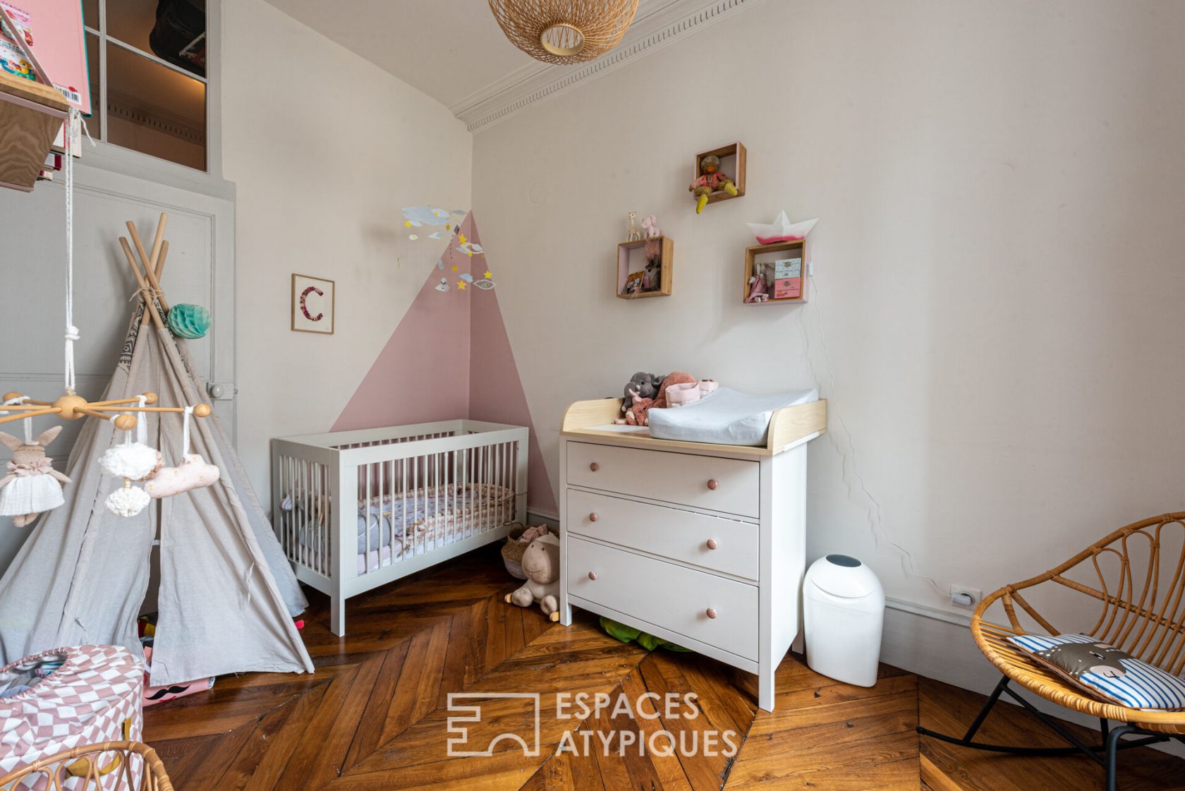 Renovated bourgeois apartment with balcony