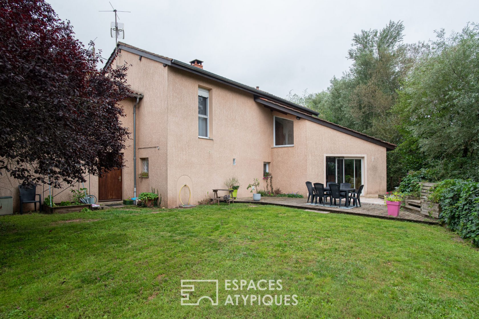 Contemporary house with its 4800m2 park